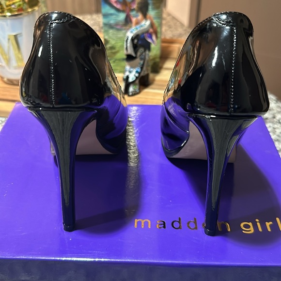 Never used, madden girl, size 5, true to size, scuffed on right heel - Picture 5 of 10
